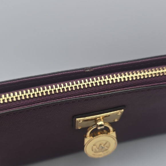 Michael Kors Plum Lock Hamilton Wallet W/ Gold Hardware (VERY GOOD)✨️💜✨️ - Picture 4 of 10